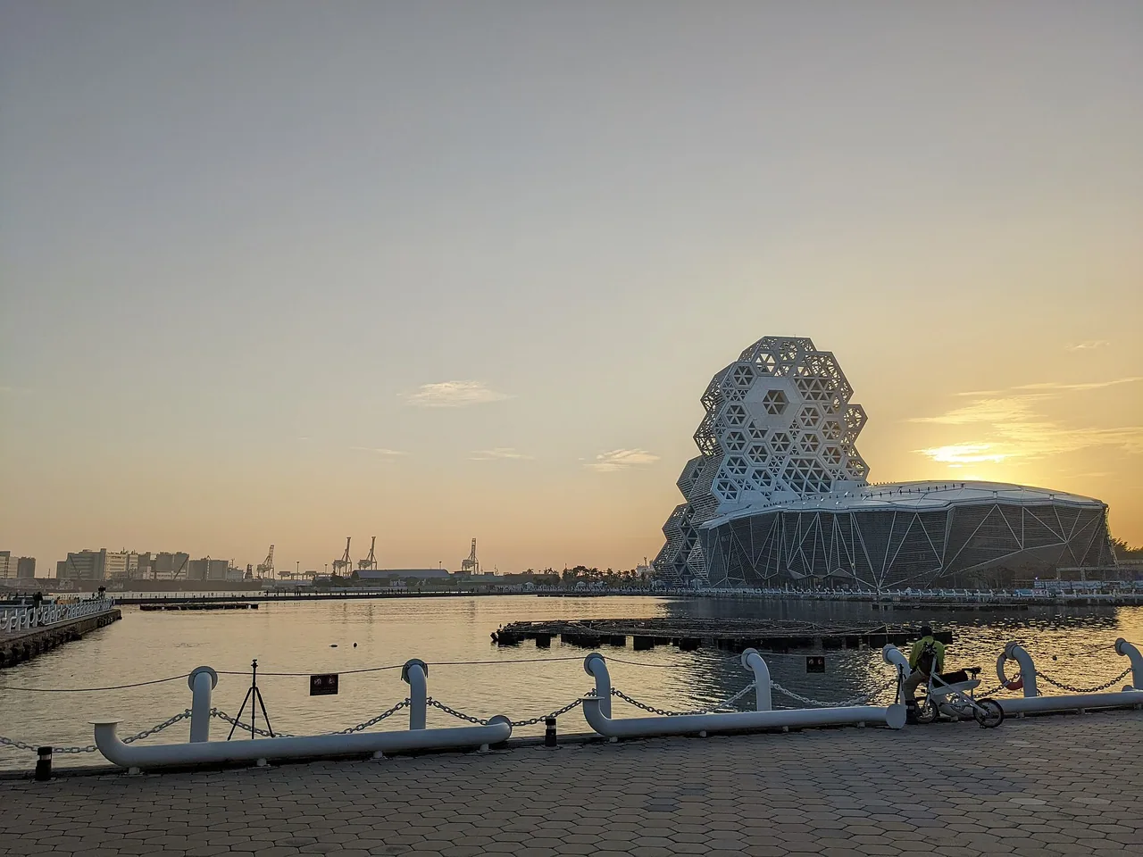 夕陽下的高雄流行音樂中心與愛河灣