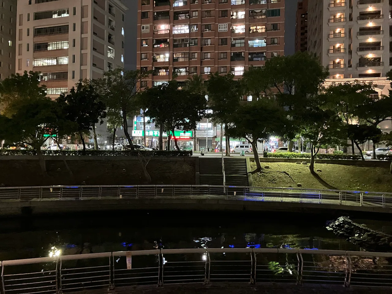 愛河之心夜間水岸與城市燈光