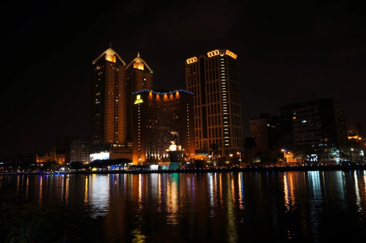 高雄愛河夜景、河岸建築與水面金色倒影